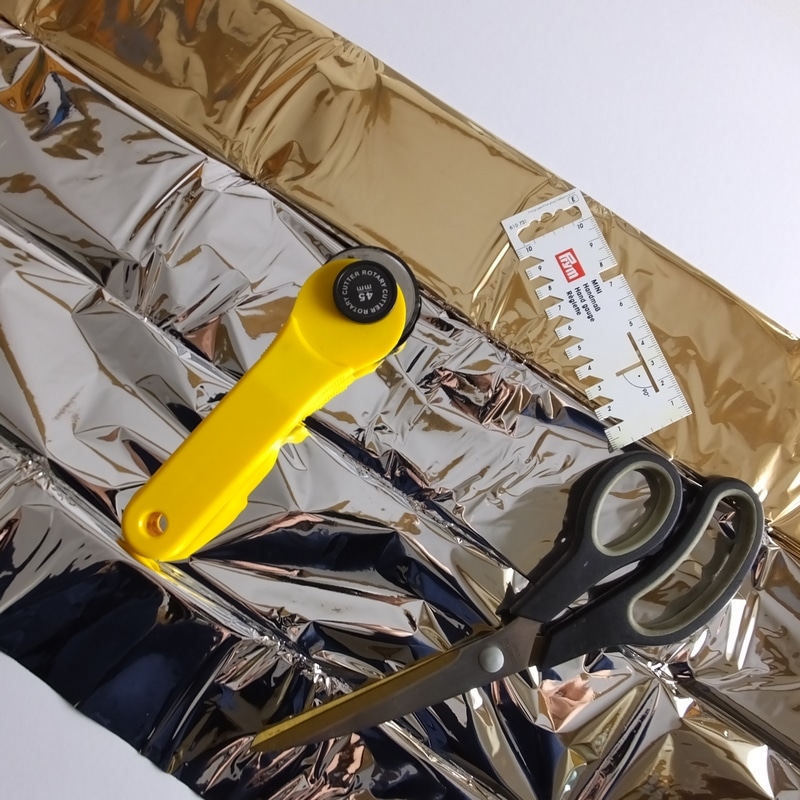 Genähtes Fotografieren Reflektor basteln mit Meterlimit Pappe, Ikea Family Karte Klebestift und Rettungsdecke zuschneiden