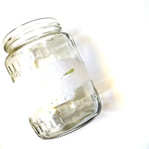 Gurkenglas mit Spühfarbe aus Kupfer upcycling
