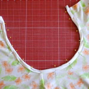 Einen Longsleeve für Damen nähen Streifenversäuberung feststecken (2) cropped